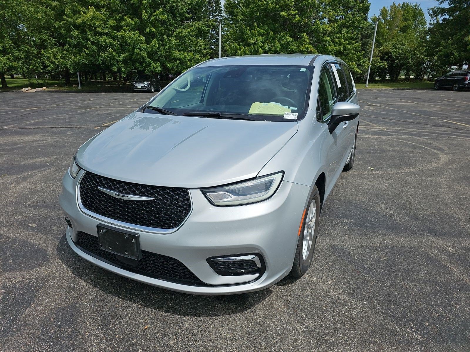 Used 2023 Chrysler Pacifica Touring-L FWD image 2