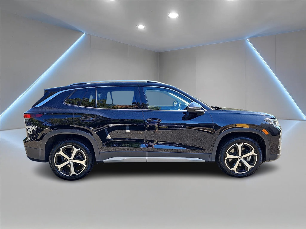 Certified 2025 Volkswagen Tiguan SE w/ Panoramic Sunroof Package AWD/4WD image 4