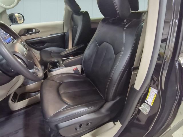 Used 2024 Chrysler Pacifica Select image 18
