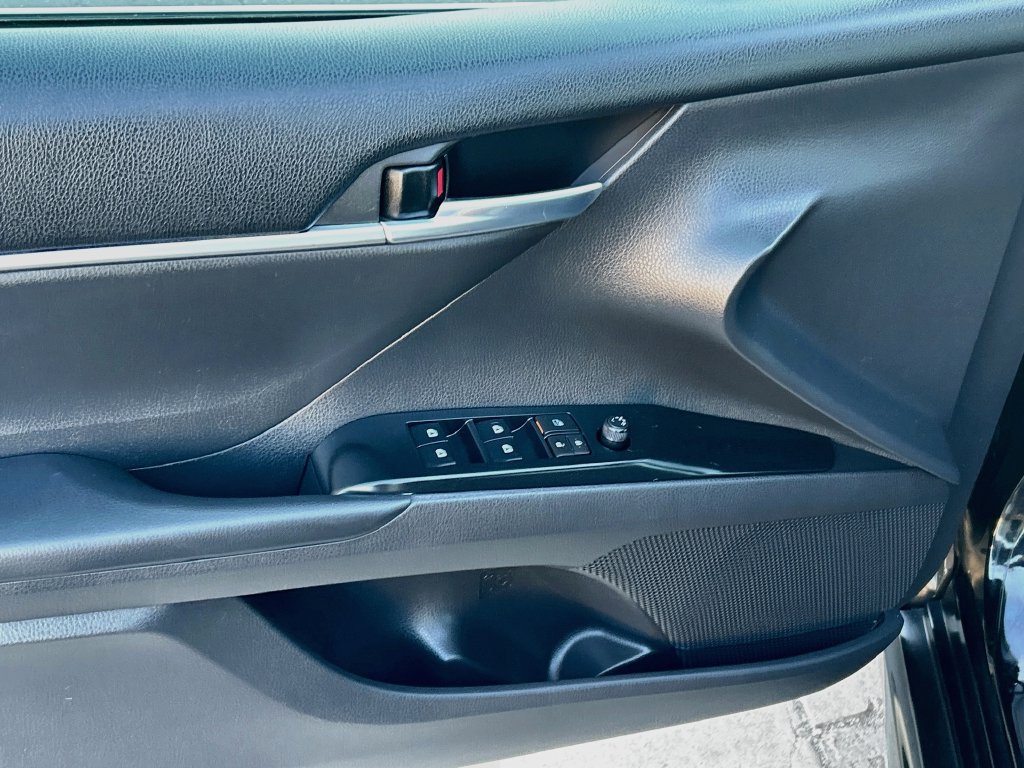 Used 2018 Toyota Camry SE FWD image 17