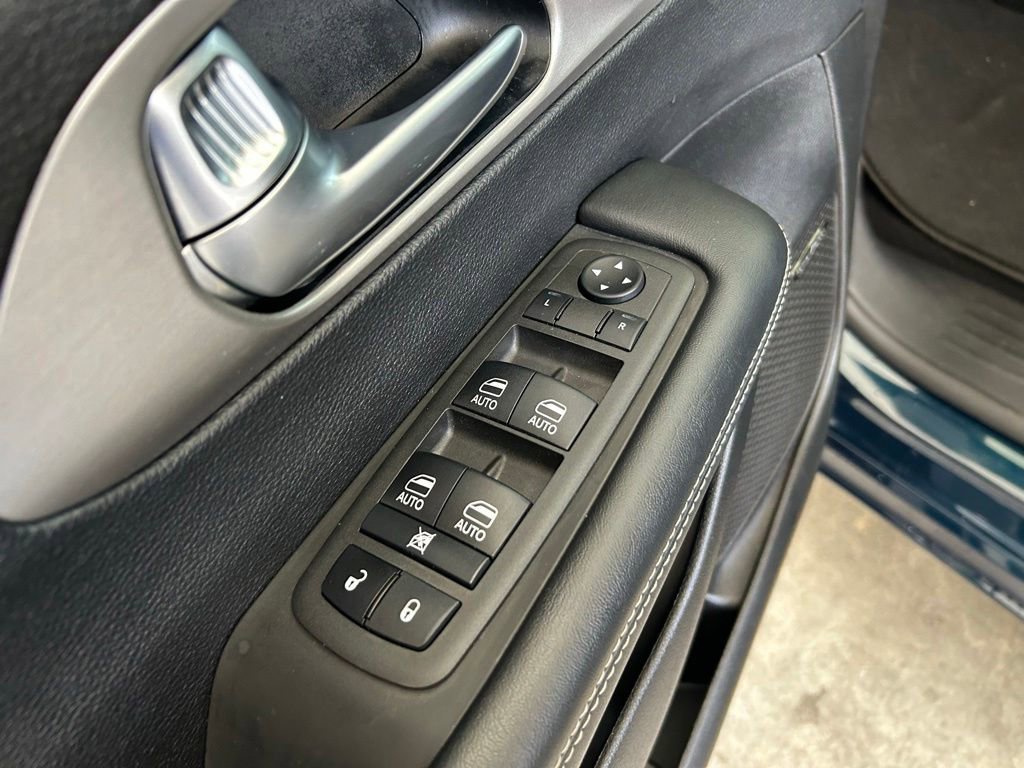 Used 2022 Chrysler Pacifica Limited w/ Uconnect Theater Family Group FWD image 43