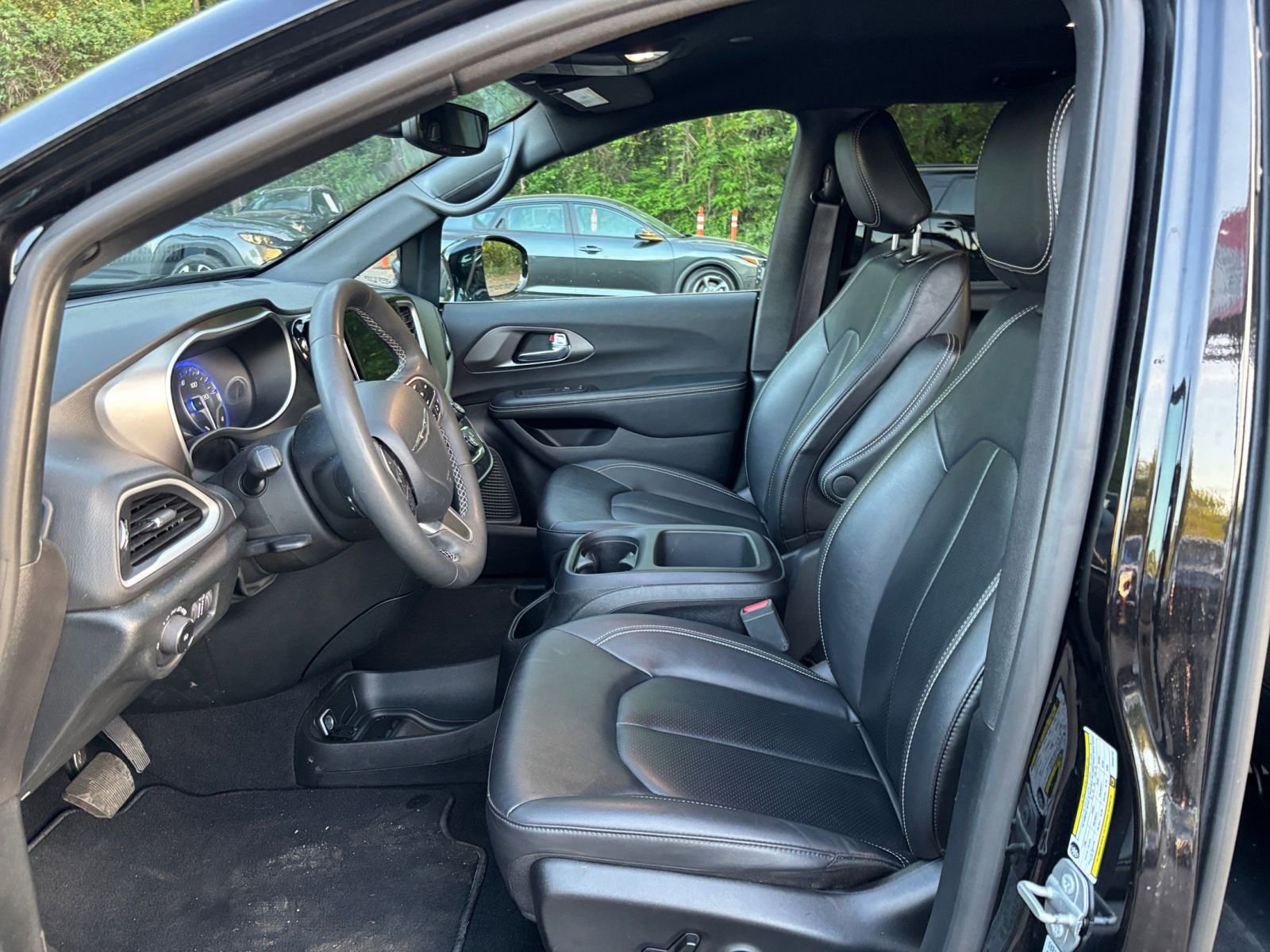 Used 2025 Chrysler Pacifica Select FWD image 28