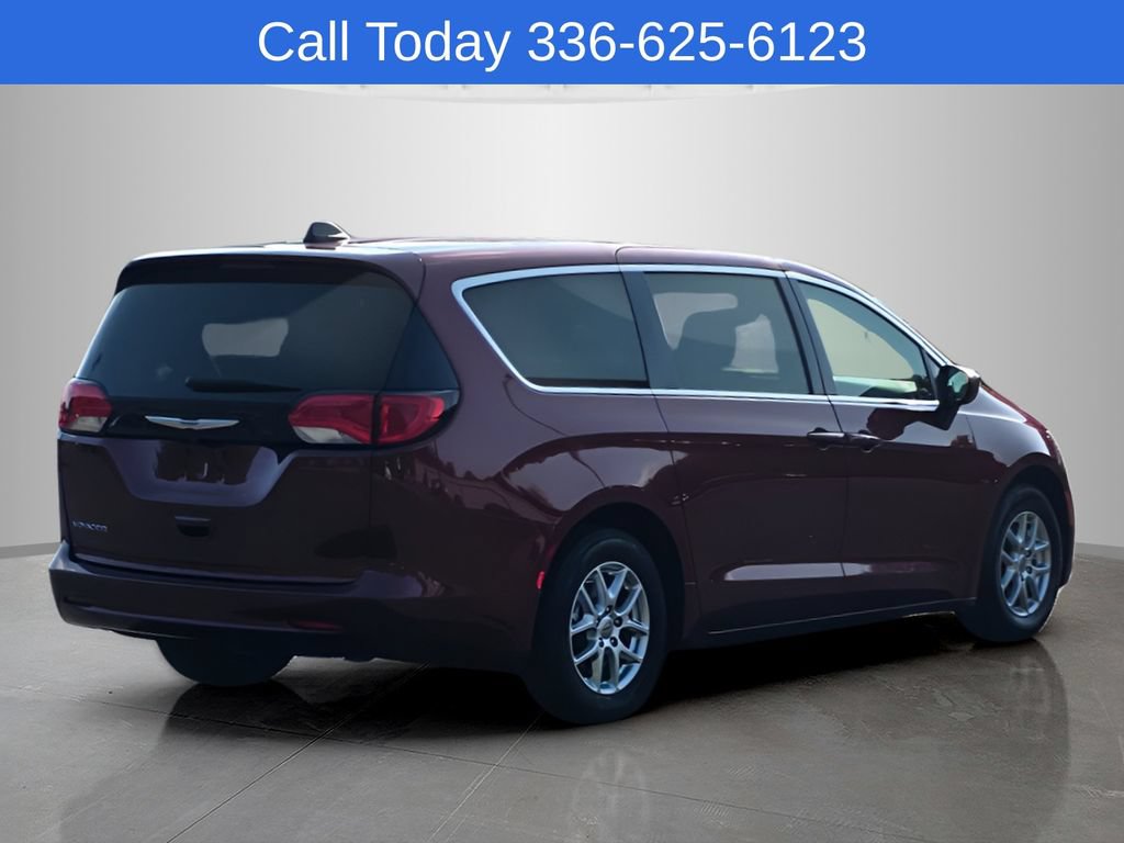 Used 2023 Chrysler Voyager LX FWD image 4