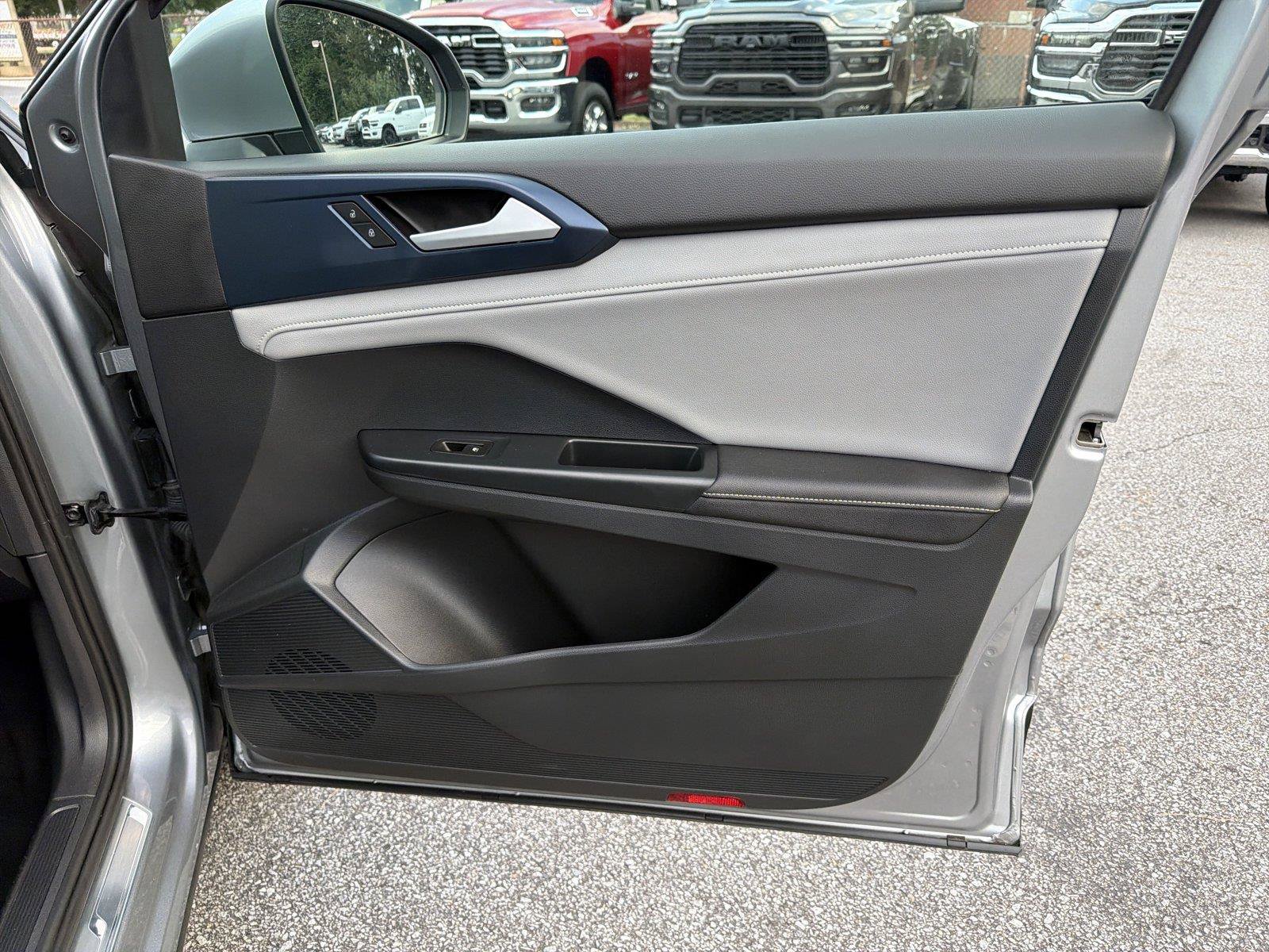Used 2024 Volkswagen Taos SE FWD image 11