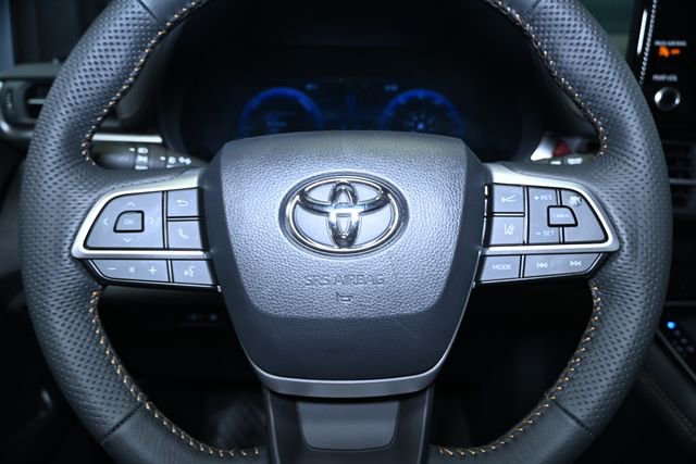 Used 2025 Toyota Sienna XLE Woodland Edition image 37
