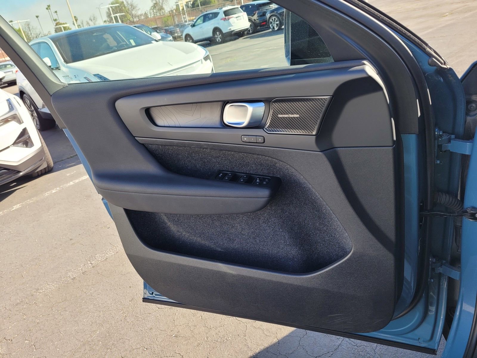 Certified 2023 Volvo XC40 Recharge Ultimate w/ Protection Package Premier image 15