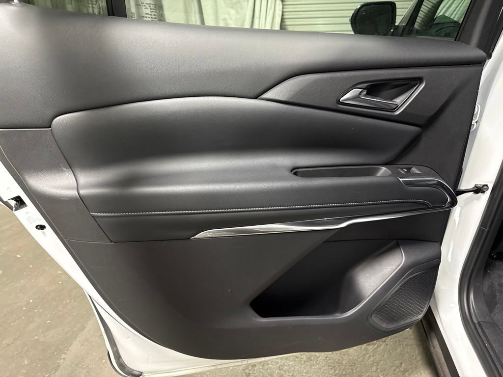 Used 2025 Chevrolet Traverse LT FWD image 16