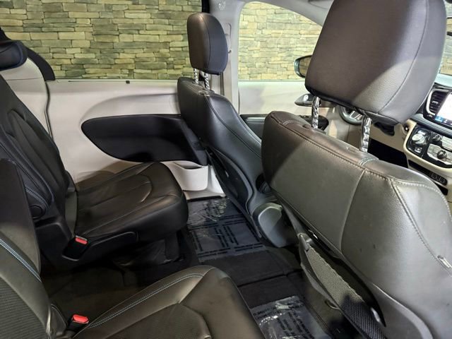 Used 2021 Chrysler Pacifica Touring-L image 4