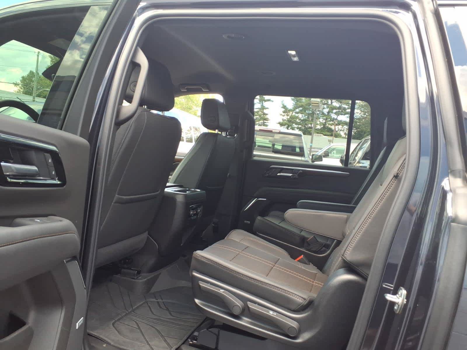 Certified 2025 Chevrolet Suburban High Country AWD/4WD image 17
