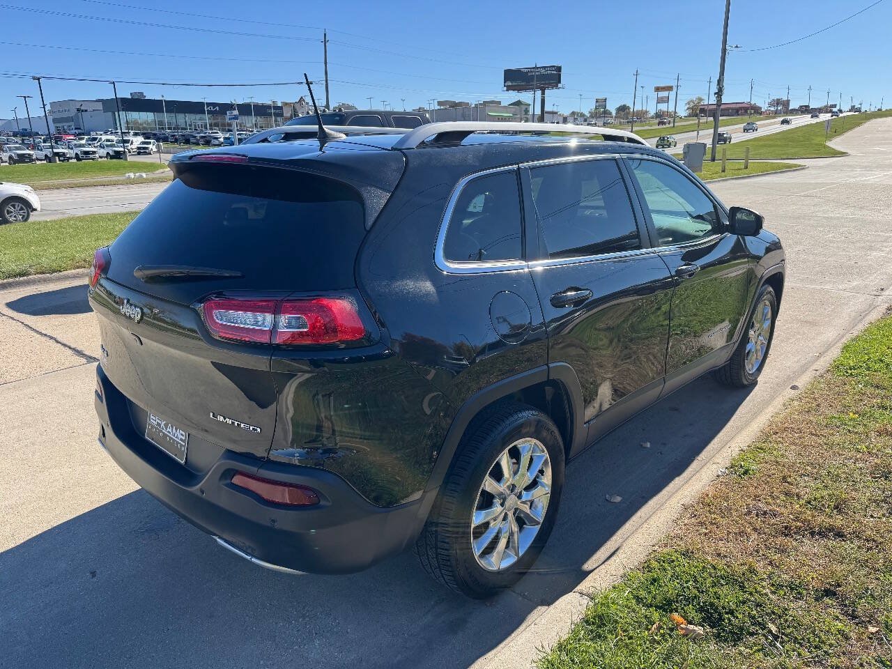 Used 2017 Jeep Cherokee Limited AWD/4WD image 5