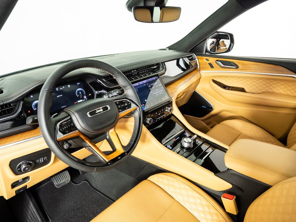 Used 2025 Jeep Grand Cherokee Summit image 4