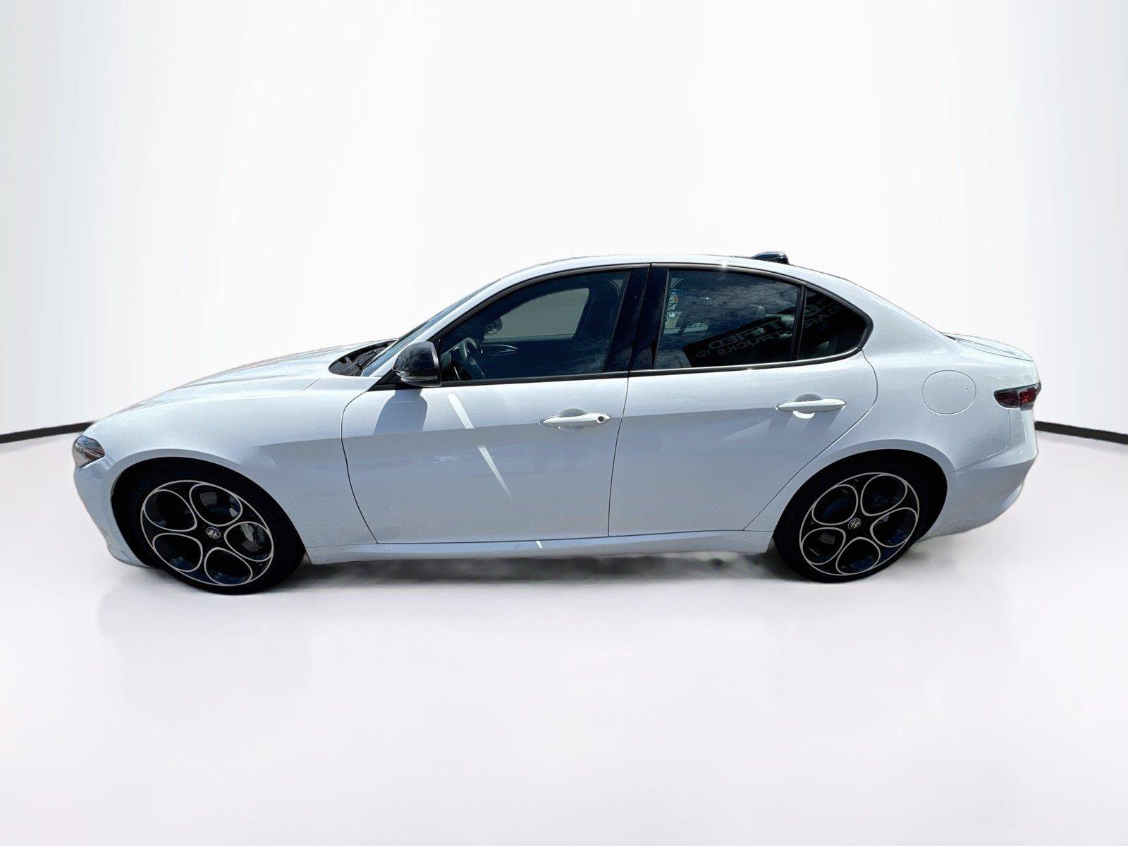 Used 2025 Alfa Romeo Giulia w/ Driving Assist Package RWD image 2