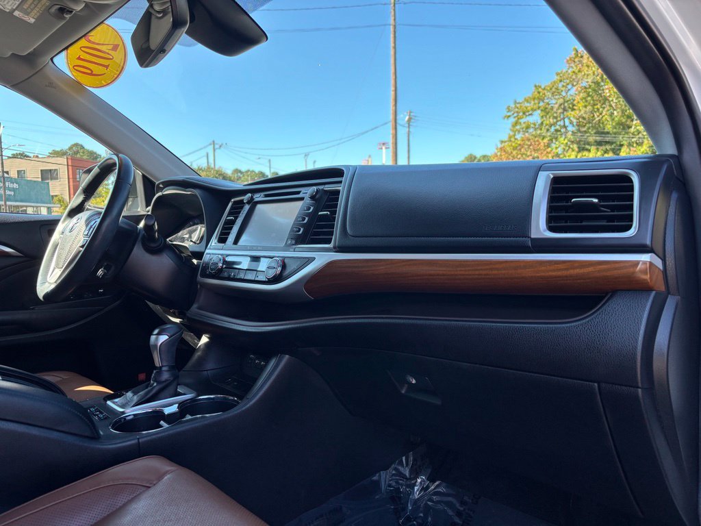 Used 2019 Toyota Highlander Limited FWD image 29