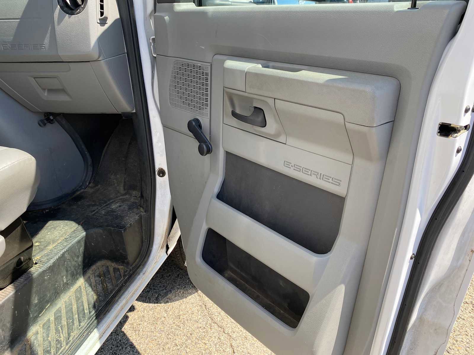 Used 2017 Ford E-450 and Econoline 450 Super Duty RWD image 23