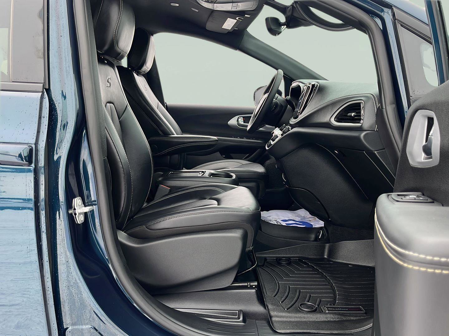 Used 2024 Chrysler Pacifica Limited image 34