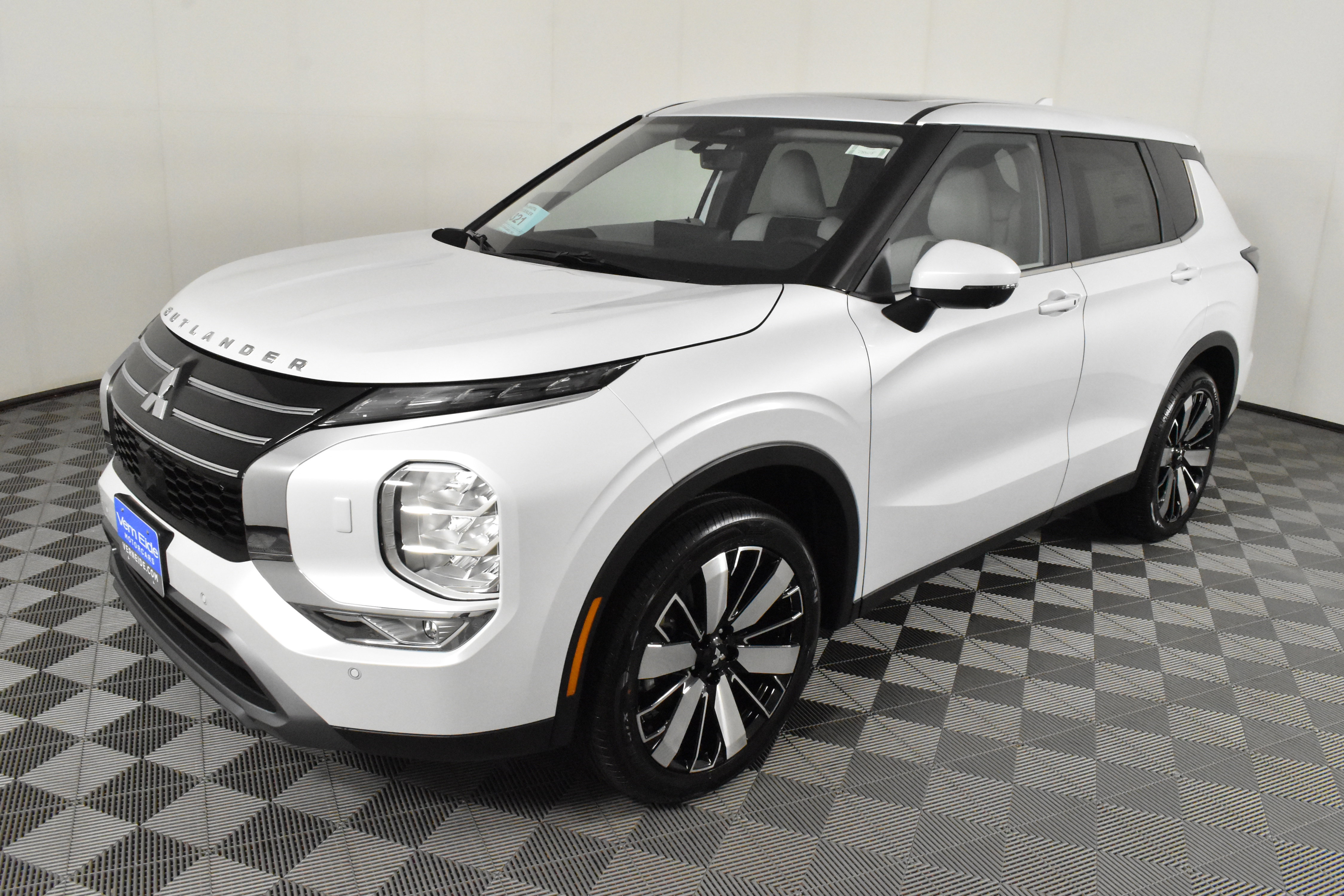 New 2025 Mitsubishi Outlander SE image 10