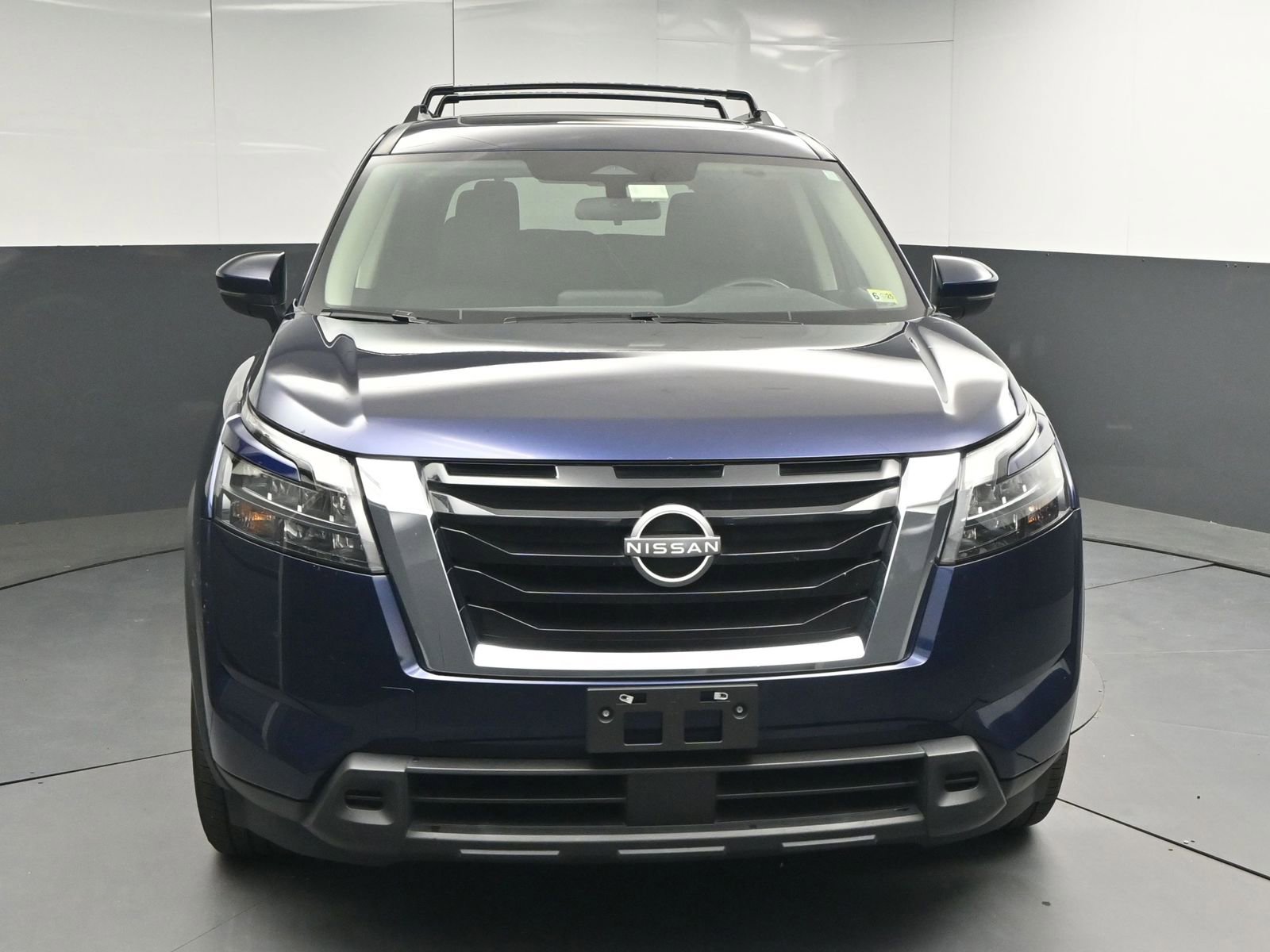 Used 2023 Nissan Pathfinder SV w/ SV Premium Package image 2