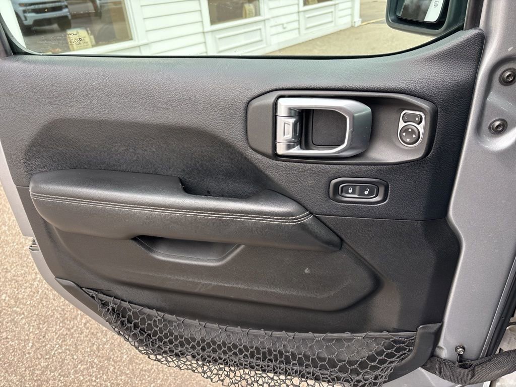 Used 2018 Jeep Wrangler Unlimited Sahara w/ Uconnect 4C Nav & Sound Group image 14