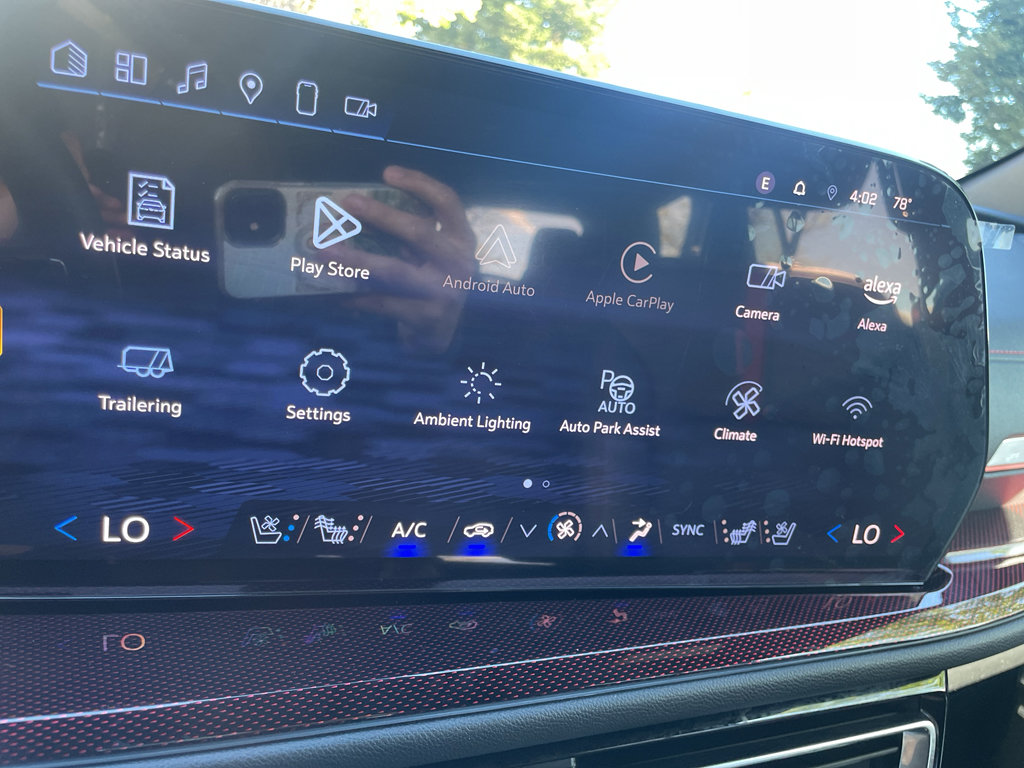 Used 2024 Chevrolet Traverse RS image 30