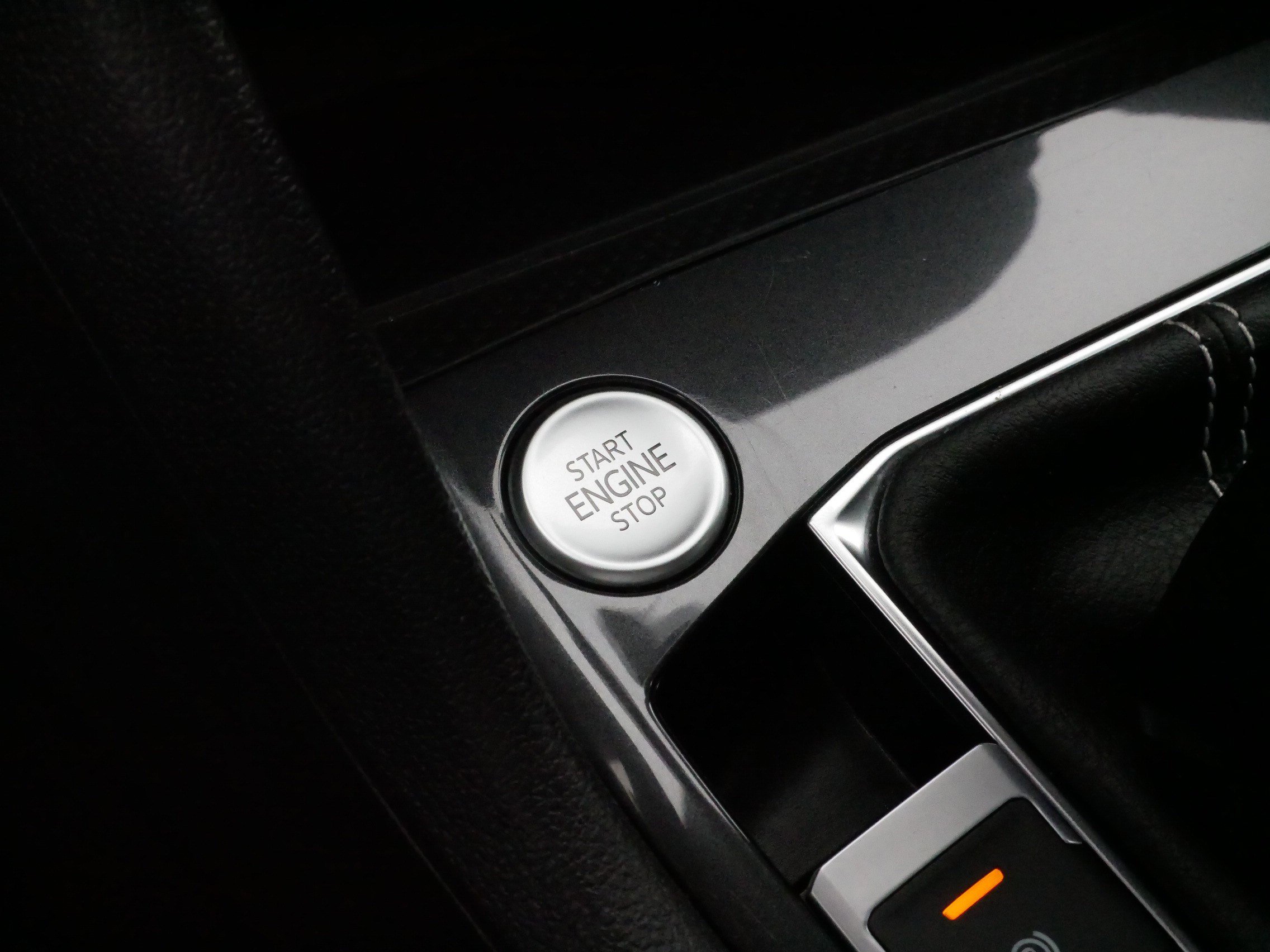 Certified 2024 Volkswagen Tiguan SE R-Line image 28