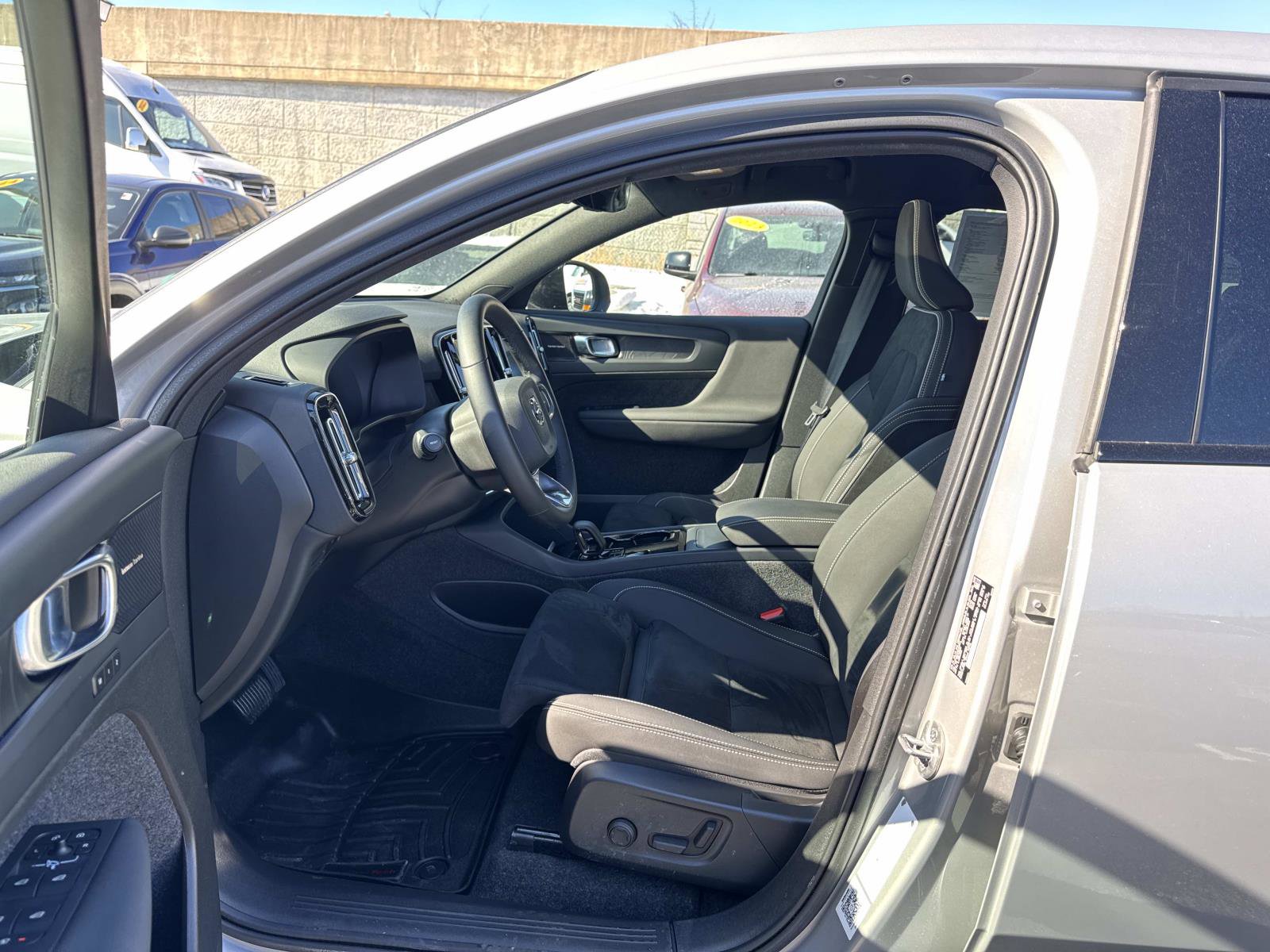 Used 2024 Volvo C40 P8 Recharge Ultimate image 21