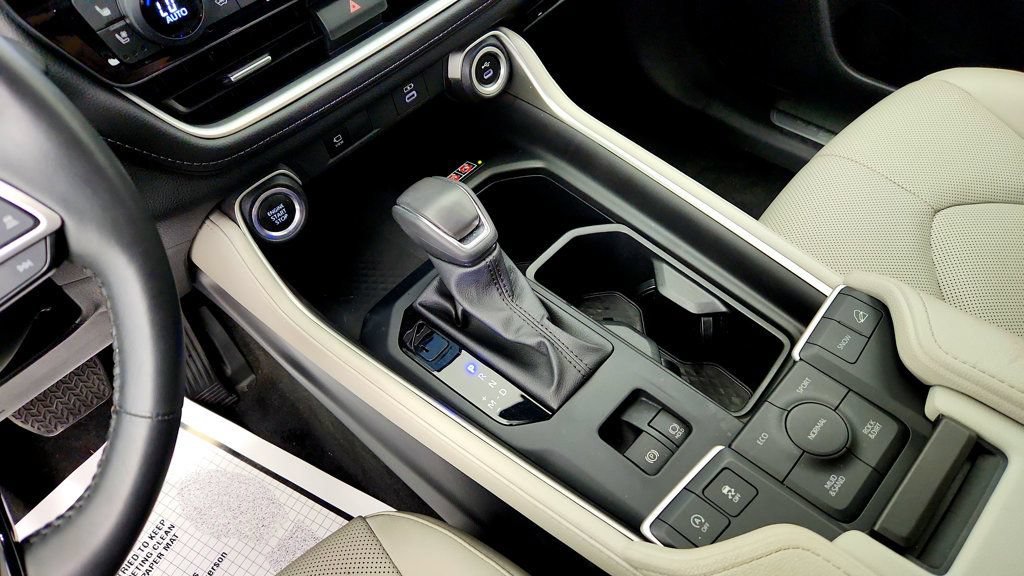Used 2024 Toyota Grand Highlander AWD image 16