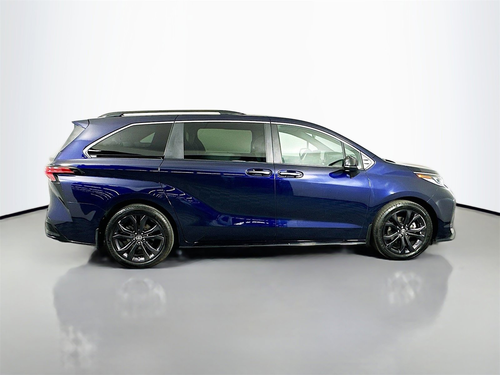 Used 2022 Toyota Sienna XSE image 8