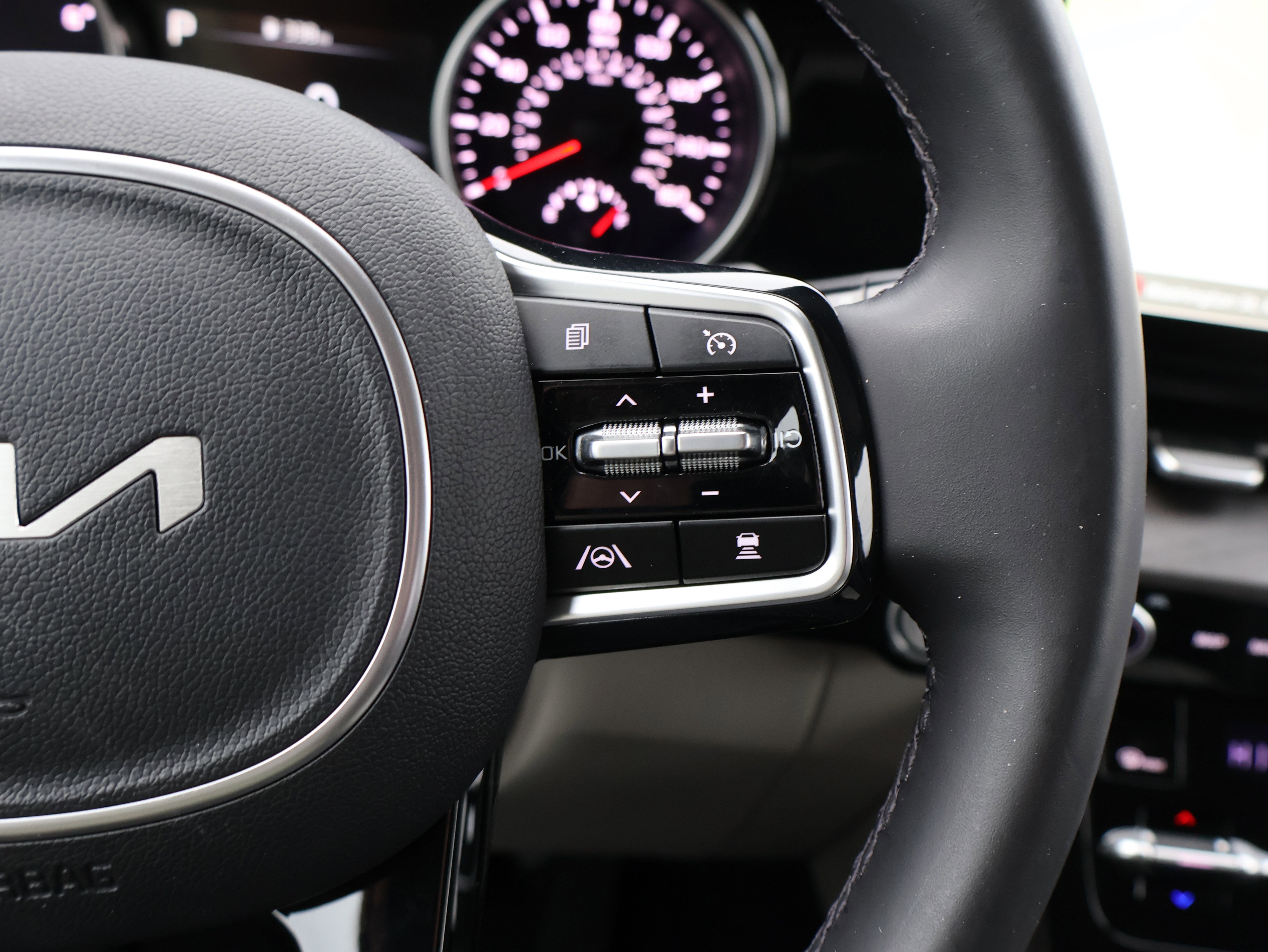 Used 2022 Kia Carnival EX image 32