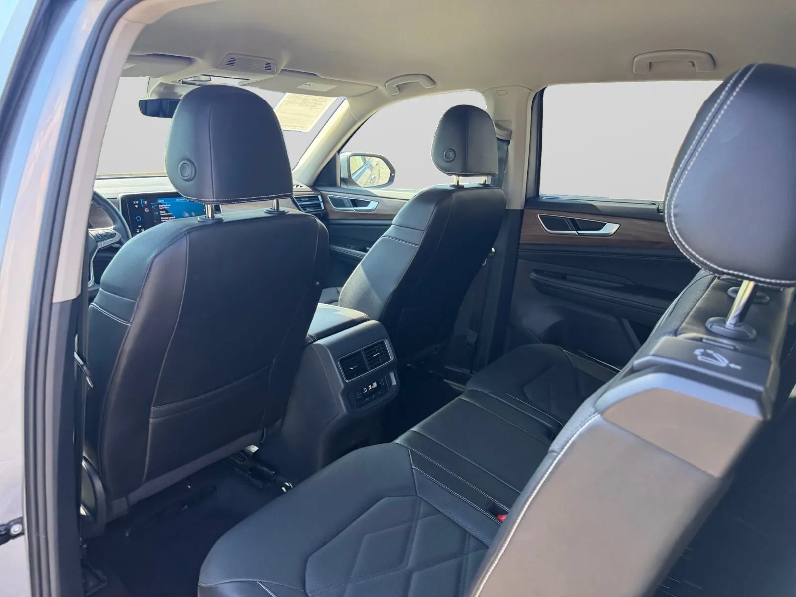 Used 2024 Volkswagen Atlas SE AWD/4WD image 25