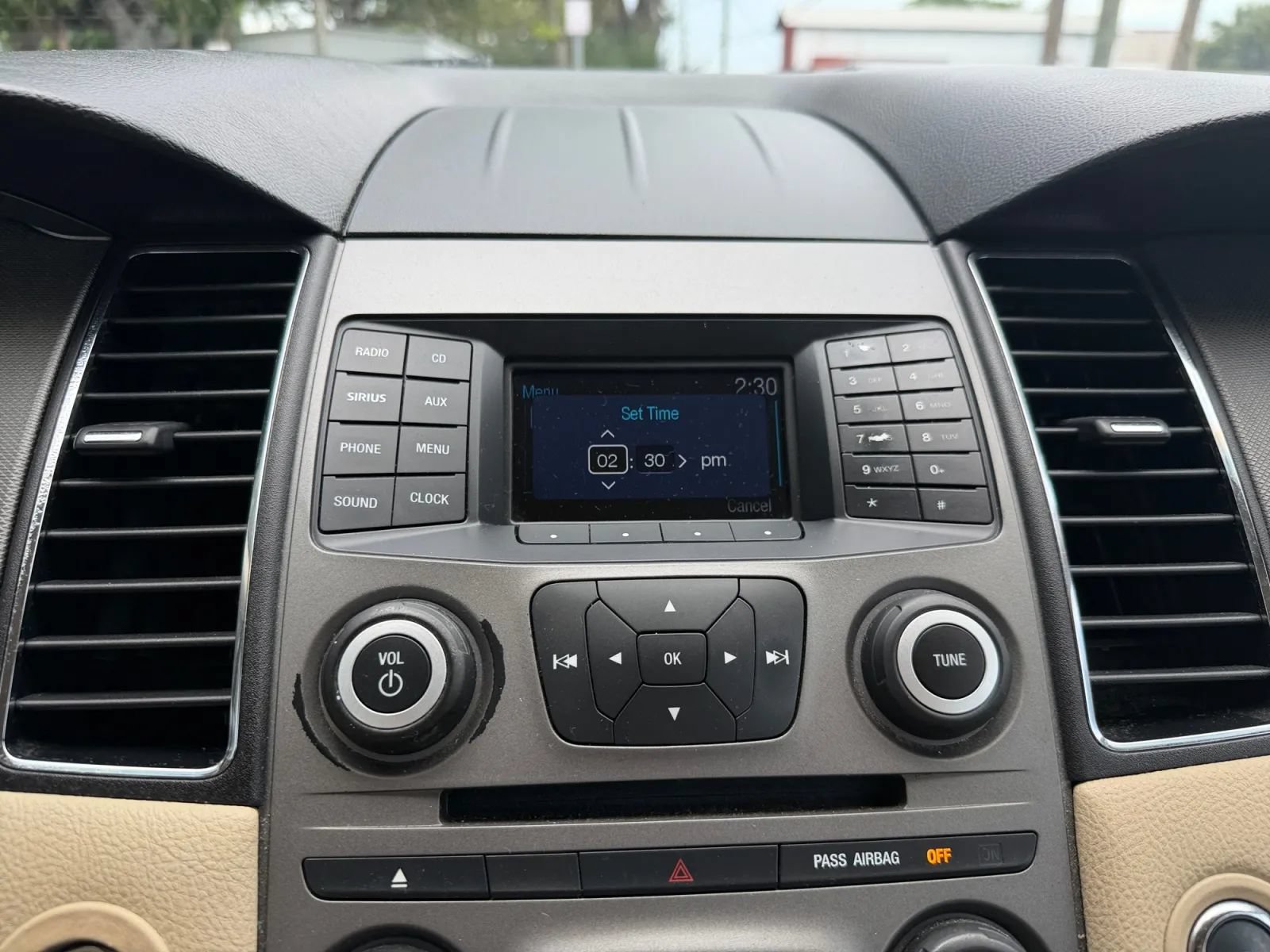 Used 2014 Ford Taurus SE FWD image 25