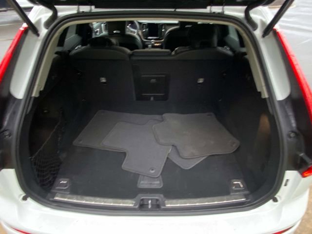 Used 2022 Volvo XC60 B5 Momentum image 30
