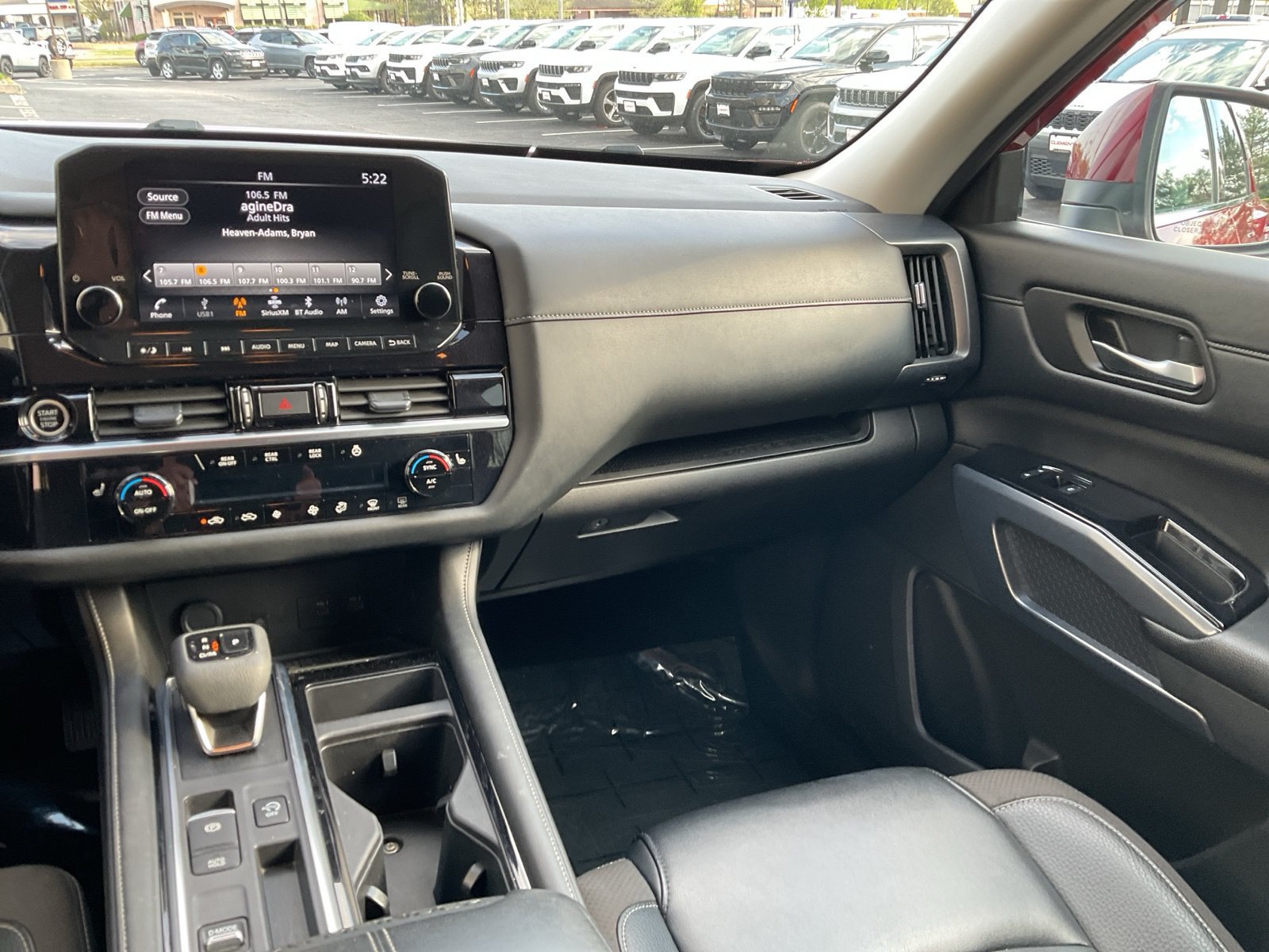 Used 2024 Nissan Pathfinder SL FWD image 18