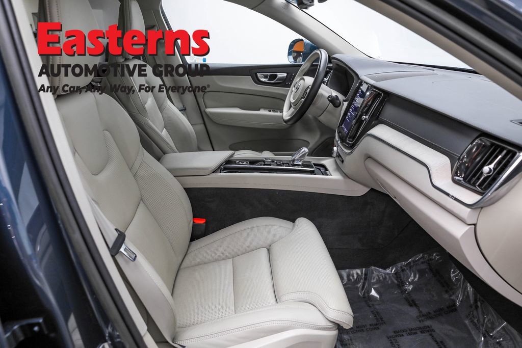 Used 2022 Volvo XC60 B6 Inscription image 24