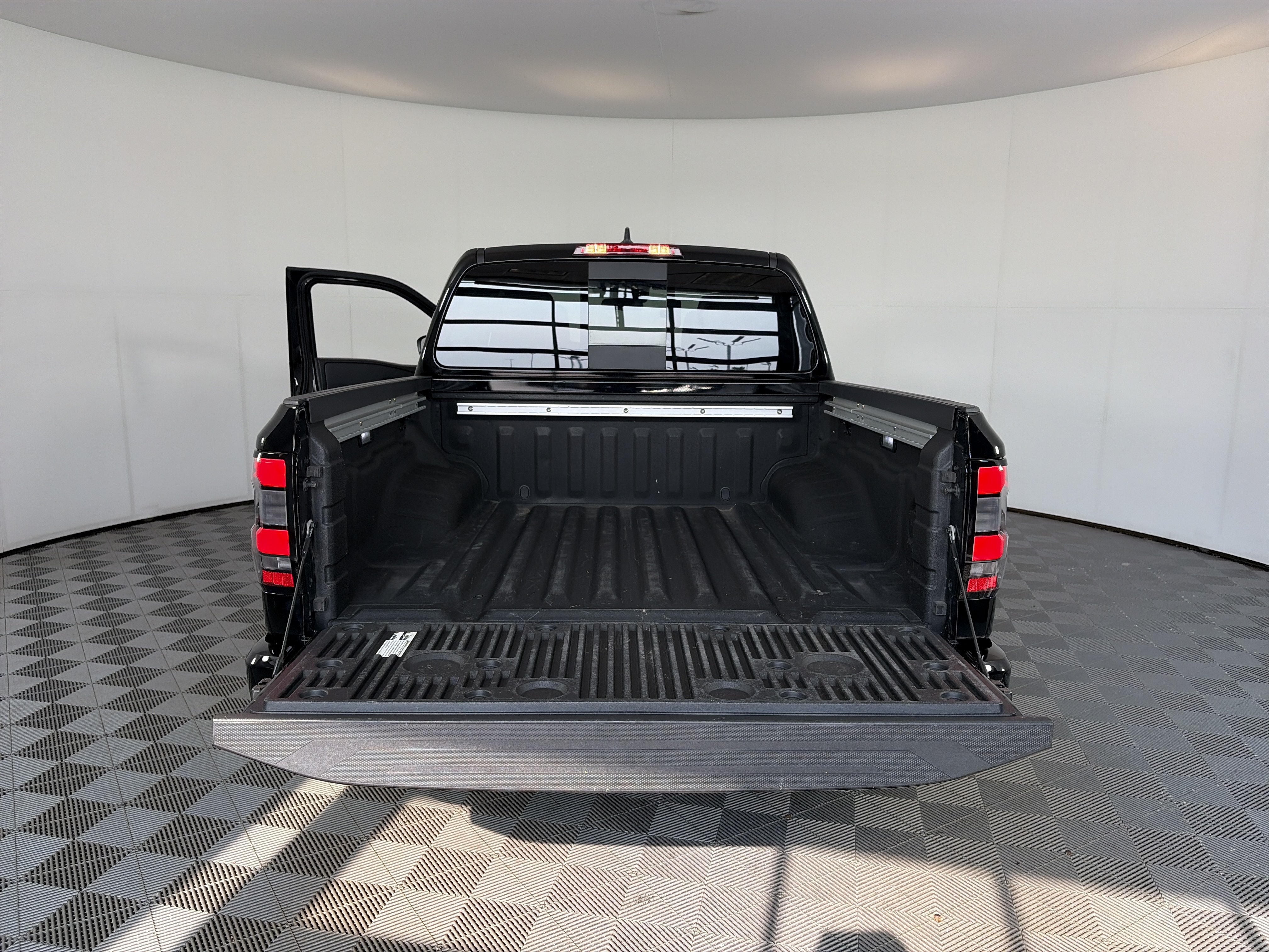 Used 2023 Nissan Frontier PRO-4X w/ Pro Convenience Package AWD/4WD image 14