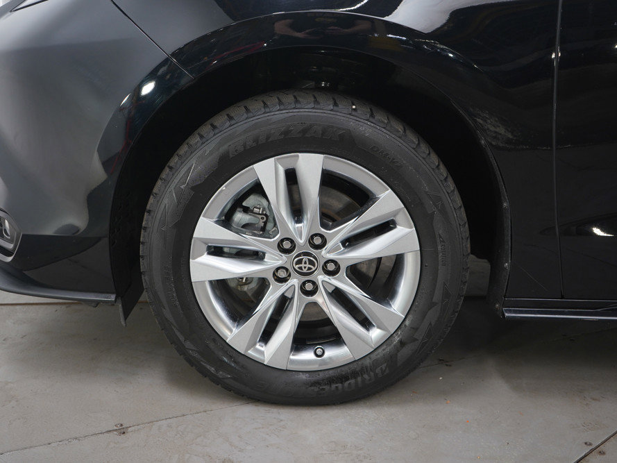 Used 2023 Toyota Sienna XLE Woodland Edition image 27