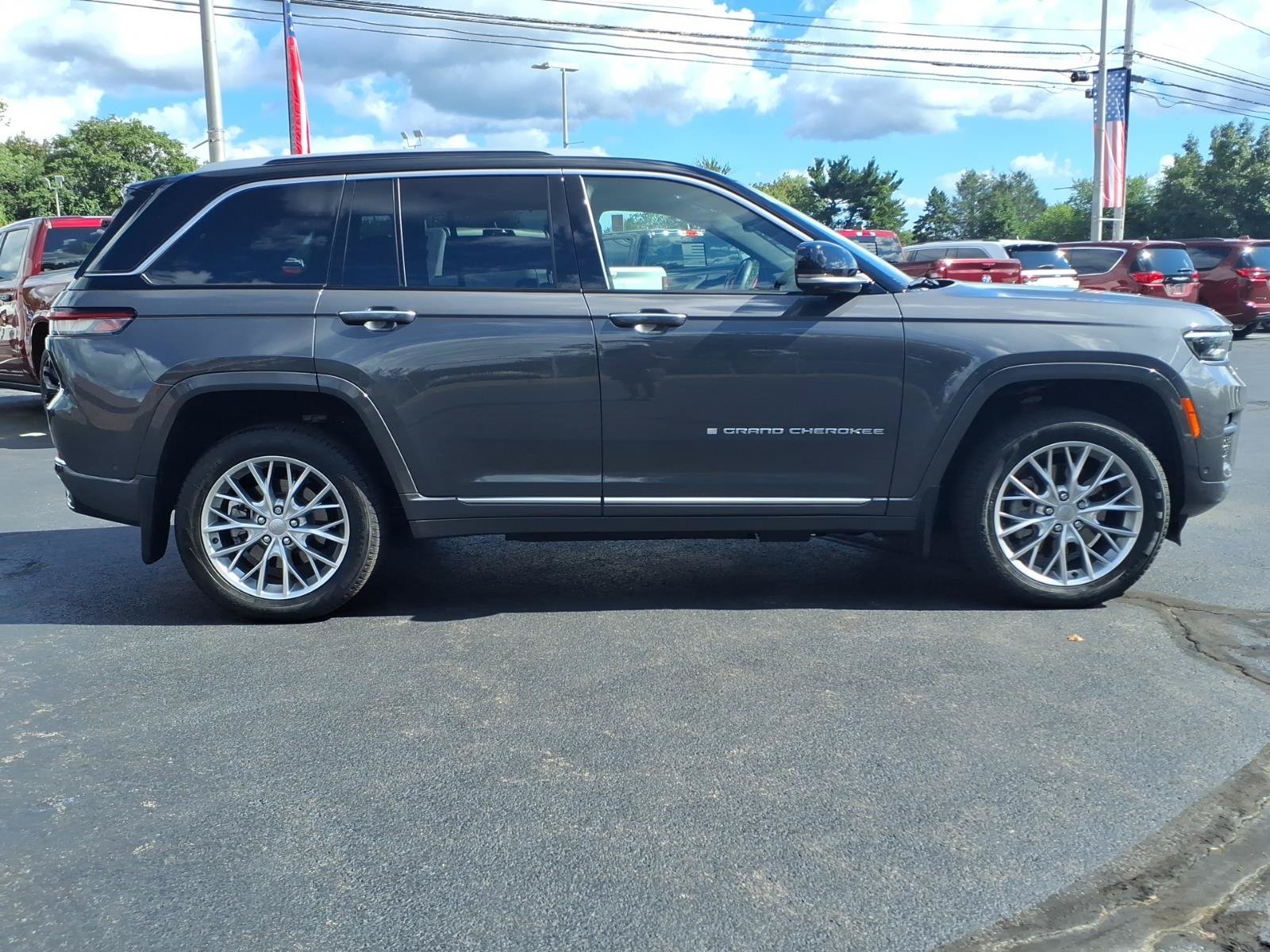 Used 2023 Jeep Grand Cherokee Summit w/ Luxury Tech Group V AWD/4WD image 4