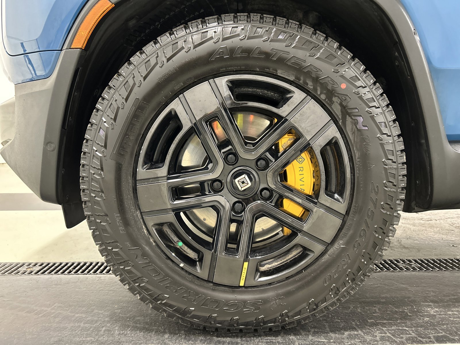 Used 2023 Rivian R1S Adventure AWD/4WD image 9