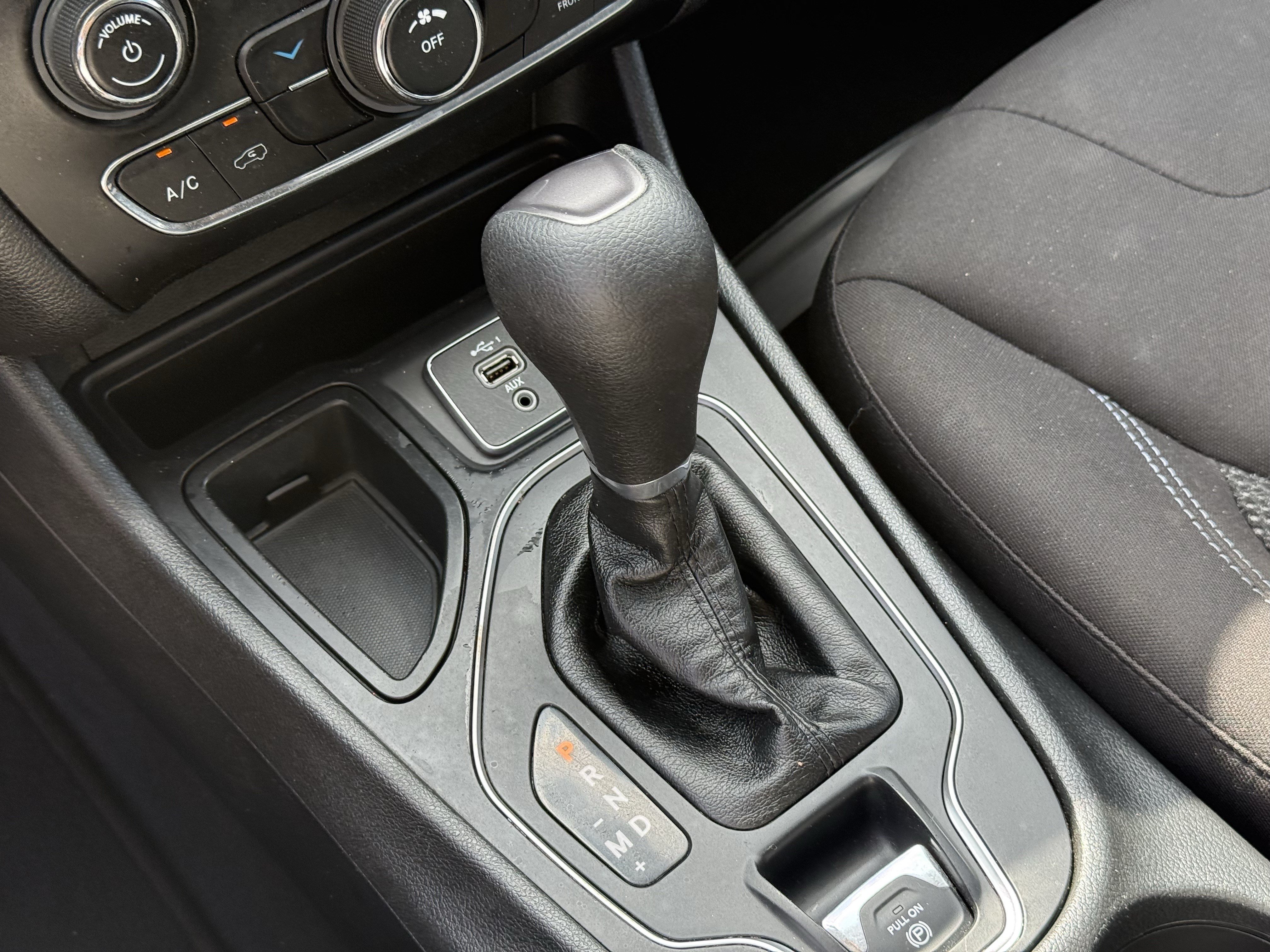 Used 2019 Jeep Cherokee Latitude w/ Popular Appearance Group FWD image 23