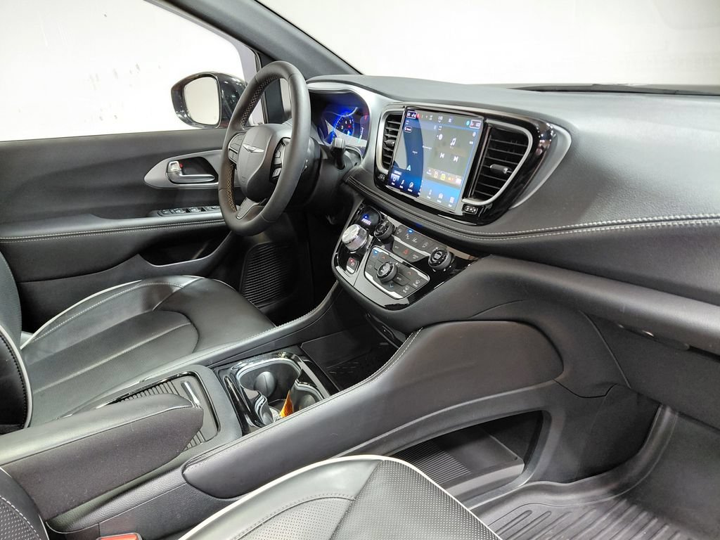 Used 2025 Chrysler Pacifica Limited w/ Uconnect Theater Family Group AWD/4WD image 43