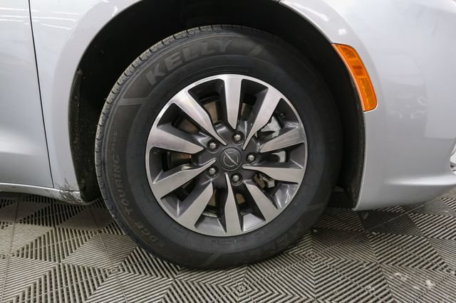 Used 2023 Chrysler Pacifica Touring-L FWD image 15