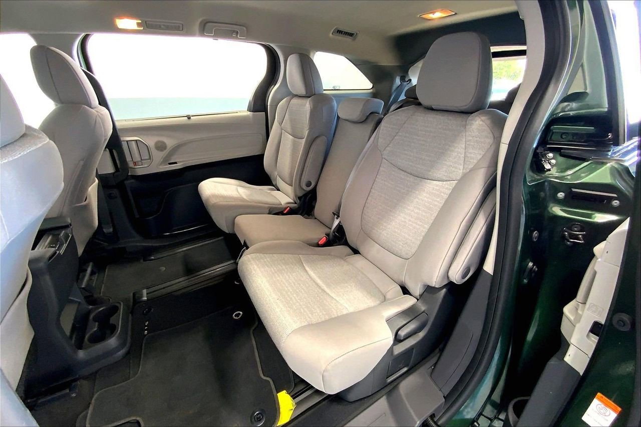 Used 2024 Toyota Sienna LE image 19