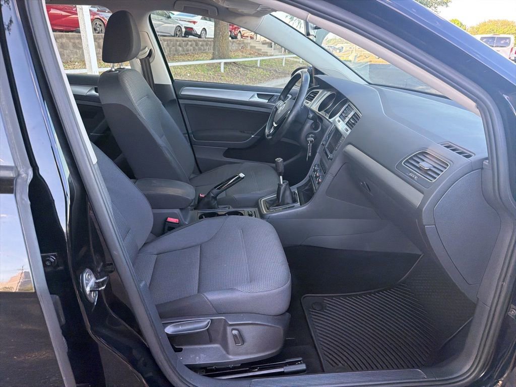 Used 2016 Volkswagen Golf S image 29
