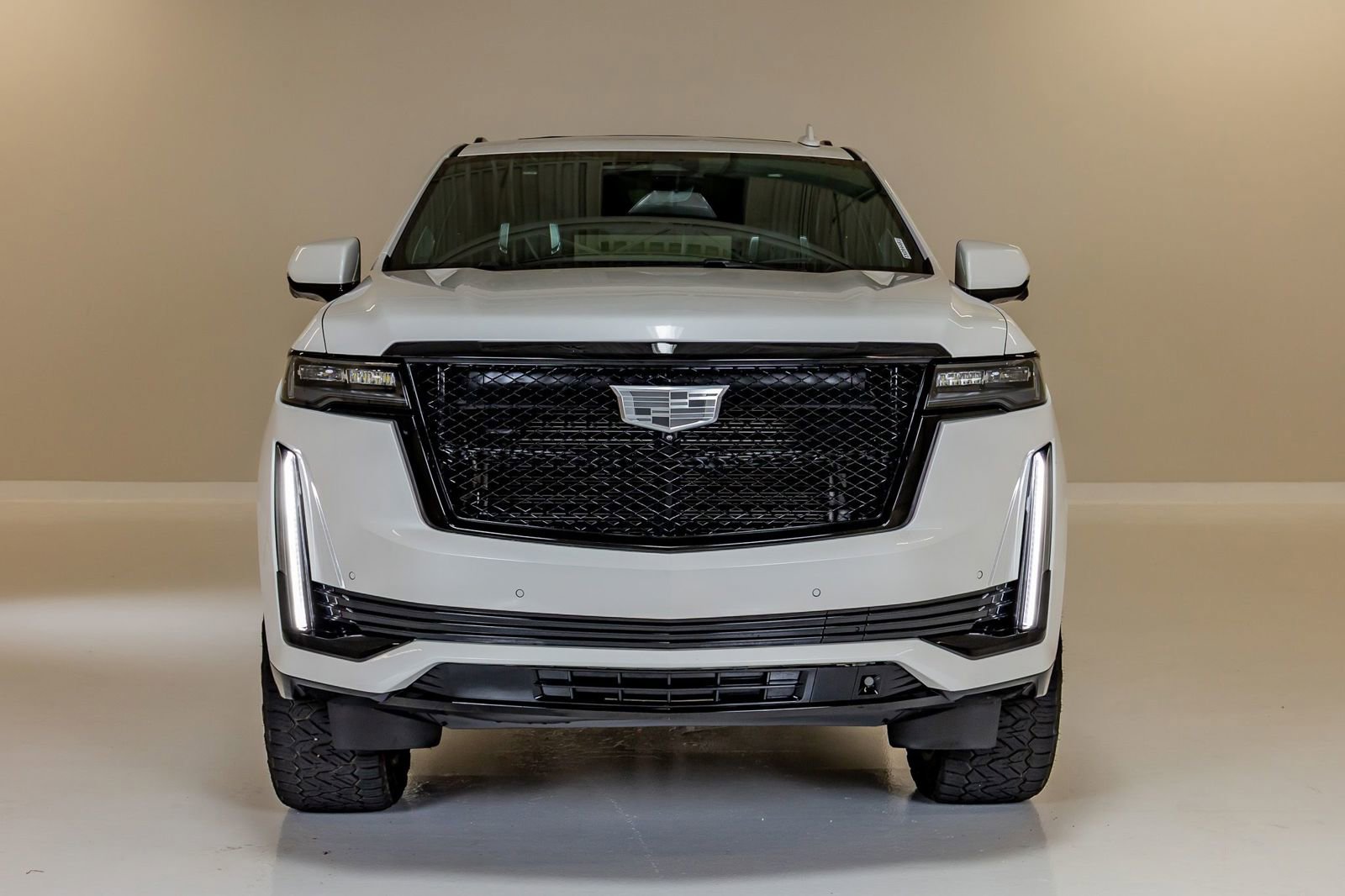 Used 2024 Cadillac Escalade Sport Platinum w/ LPO, ONYX Package AWD/4WD image 2