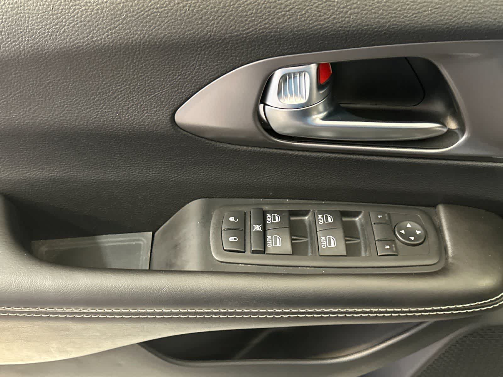 Used 2026 Chrysler Pacifica Select FWD image 13