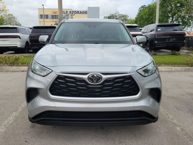 Used 2021 Toyota Highlander L FWD image 2
