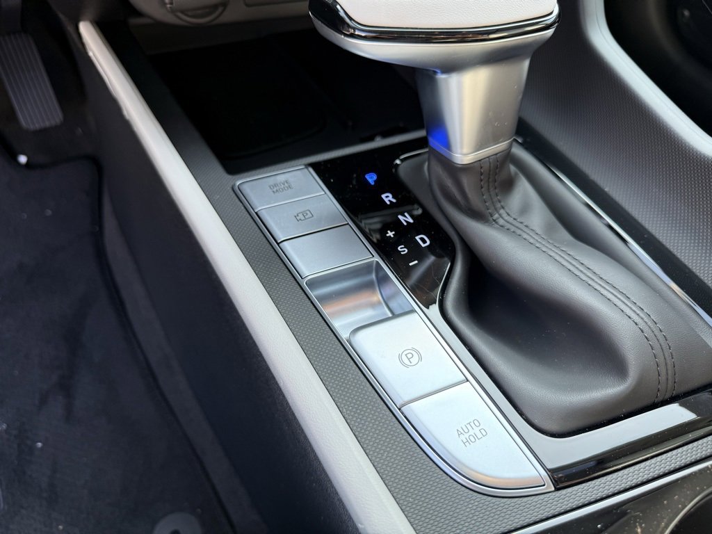 New 2025 Hyundai Elantra Limited image 30