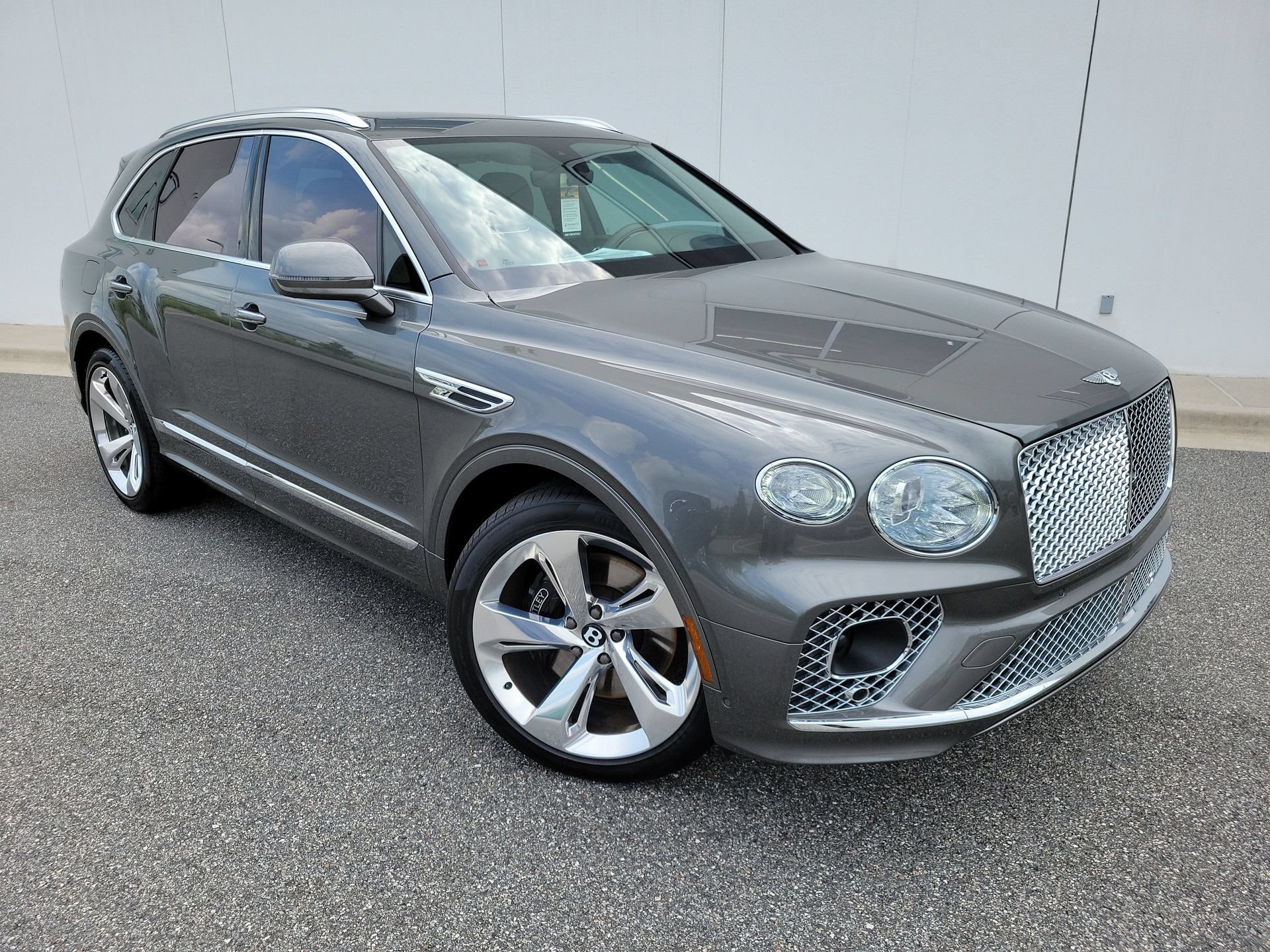 Certified 2023 Bentley Bentayga Plug-In Hybrid AWD/4WD image 48
