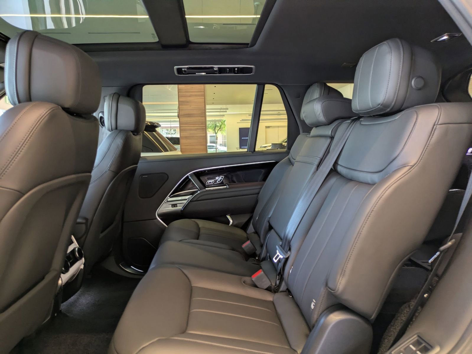 New 2026 Land Rover Range Rover Long Wheelbase SE AWD/4WD image 26