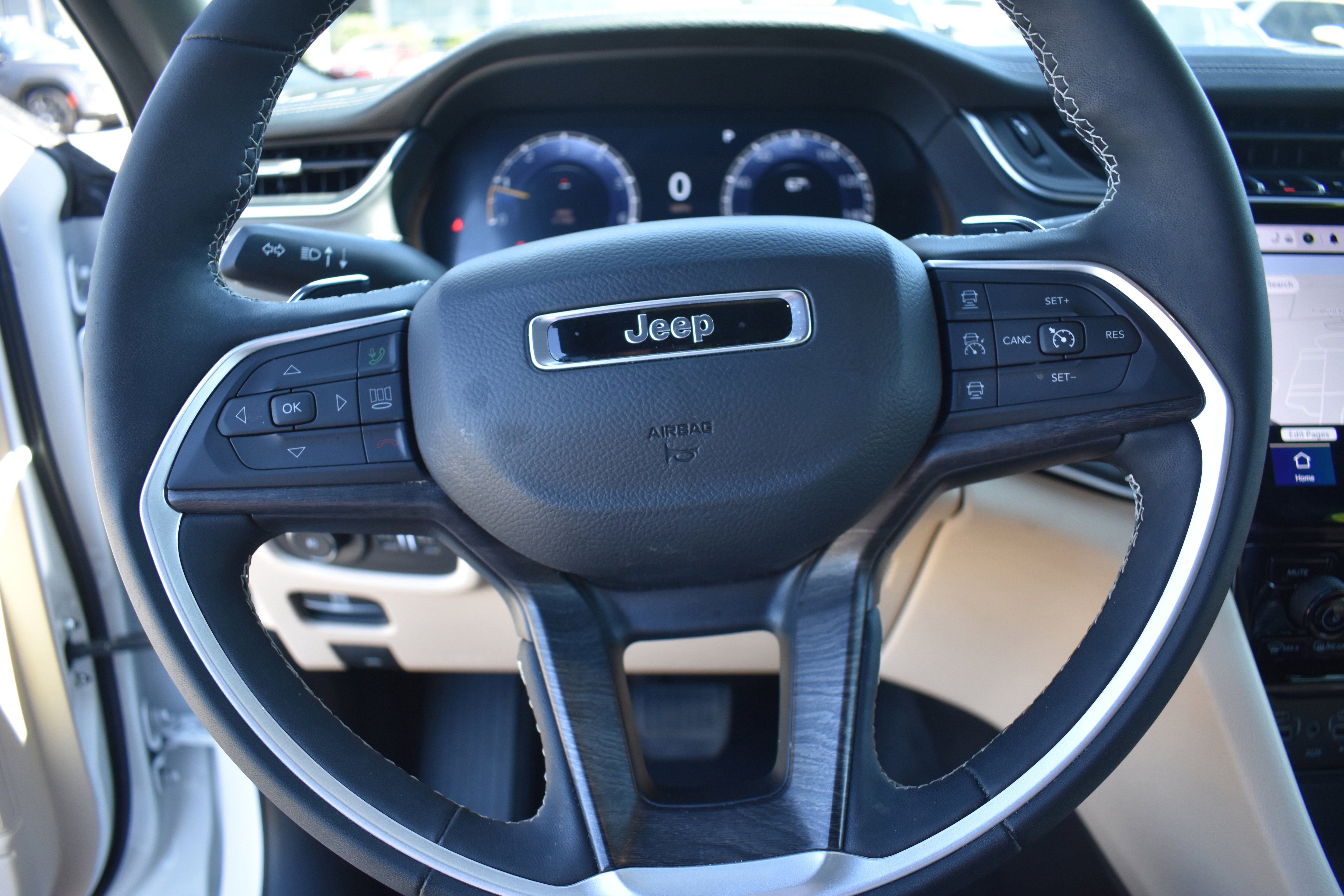 Used 2025 Jeep Grand Cherokee Limited w/ Luxury Tech Group II image 13