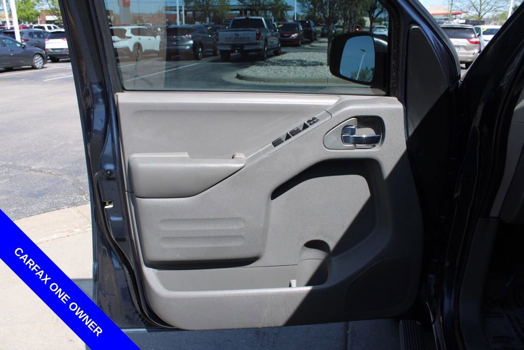 Used 2015 Nissan Frontier SV w/ SV Value Truck Package AWD/4WD image 18